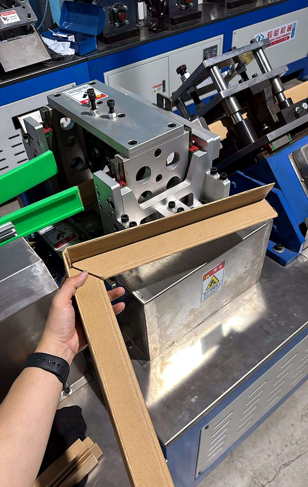 Thanh V dập góc tại xưởng sản xuất Hatchongamvn.